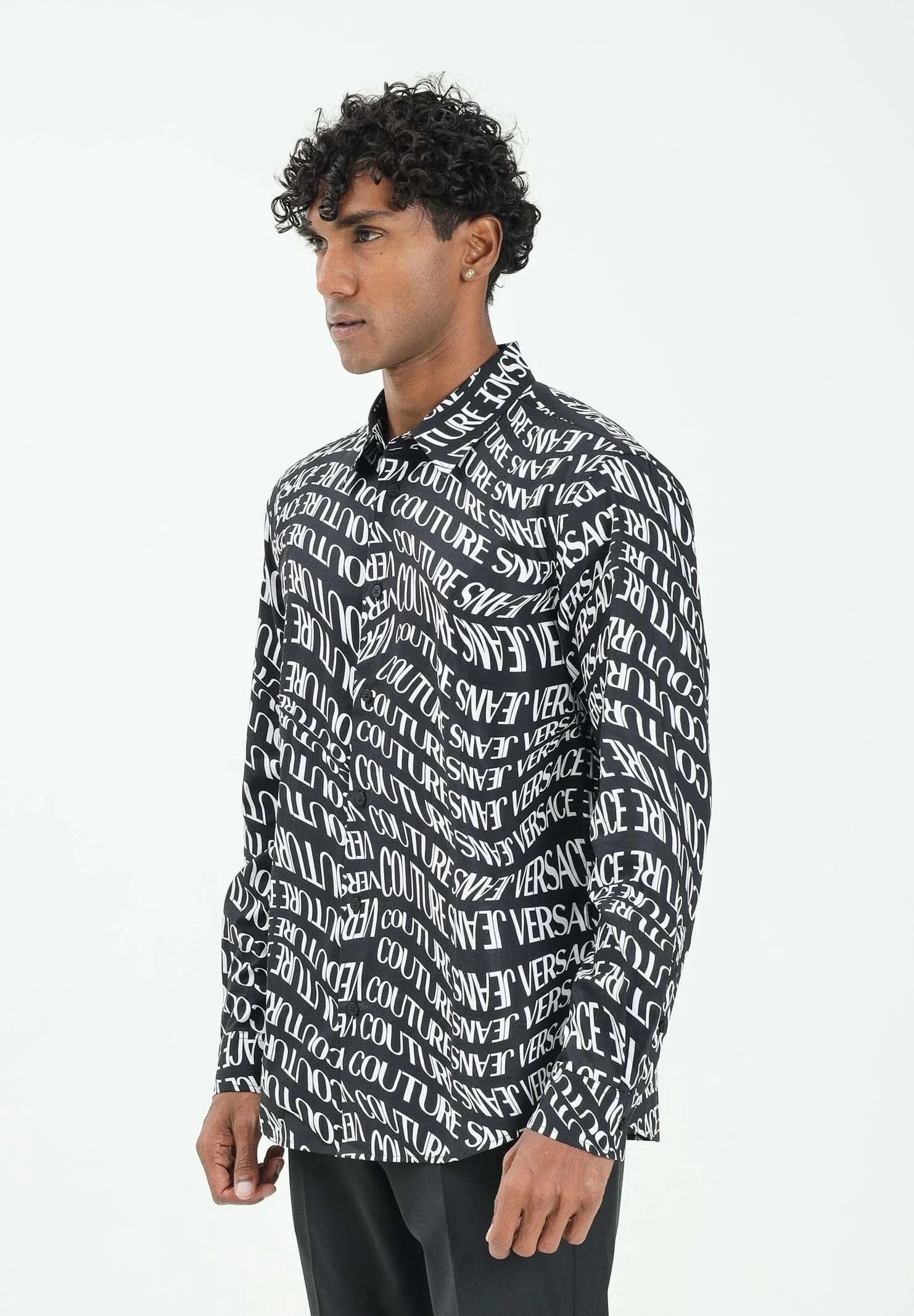 Image of VERSACE JEANS COUTURE Camicia a manica lunga nera da uomo con stampa Liquify Logomania all-over