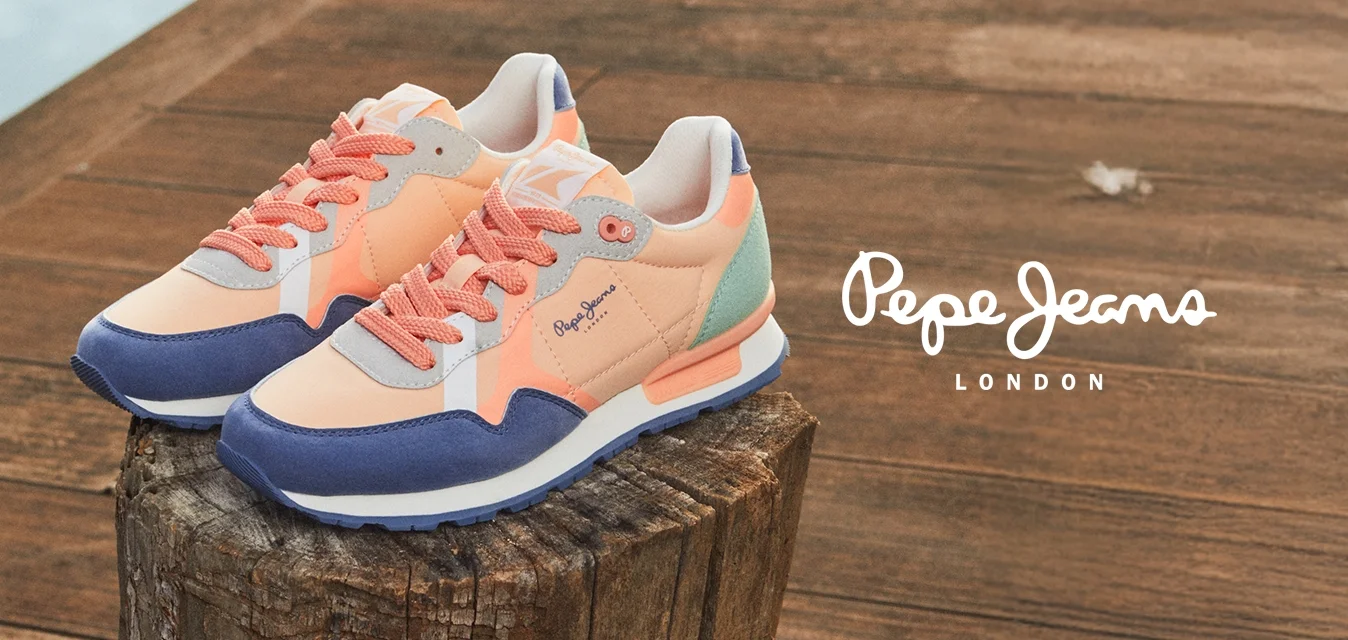 Sneakers atletici coral e blu con materiali misti, caratterizzati da una superficie texturizzata, lacci a contrasto e un dettaglio del logo sul lato.