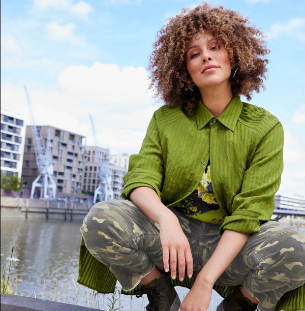 Blusa con righe, taglio svasato, collo da camicia e maniche lunghe