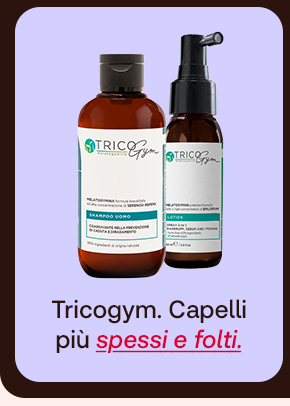 „Banner con shampoo e lozione Tricogym. Testo: ‘Tricogym. Capelli più spessi e folti.’ Sfondo beige chiaro con bordi marroni.“ „Banner con shampoo e lozione Tricogym. Testo: ‘Tricogym. Capelli più spessi e folti.’ Sfondo beige chiaro con bordi marroni.“