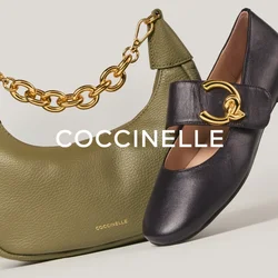 Stivale in pelle nera con tacco medio, borsa verde oliva con manico a catena dorata e scarpa piatta nera con grande fibbia dorata su sfondo beige.