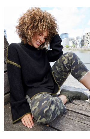 Pantaloni boyfriend in twill elasticizzato con camouflage e orli sfrangiati