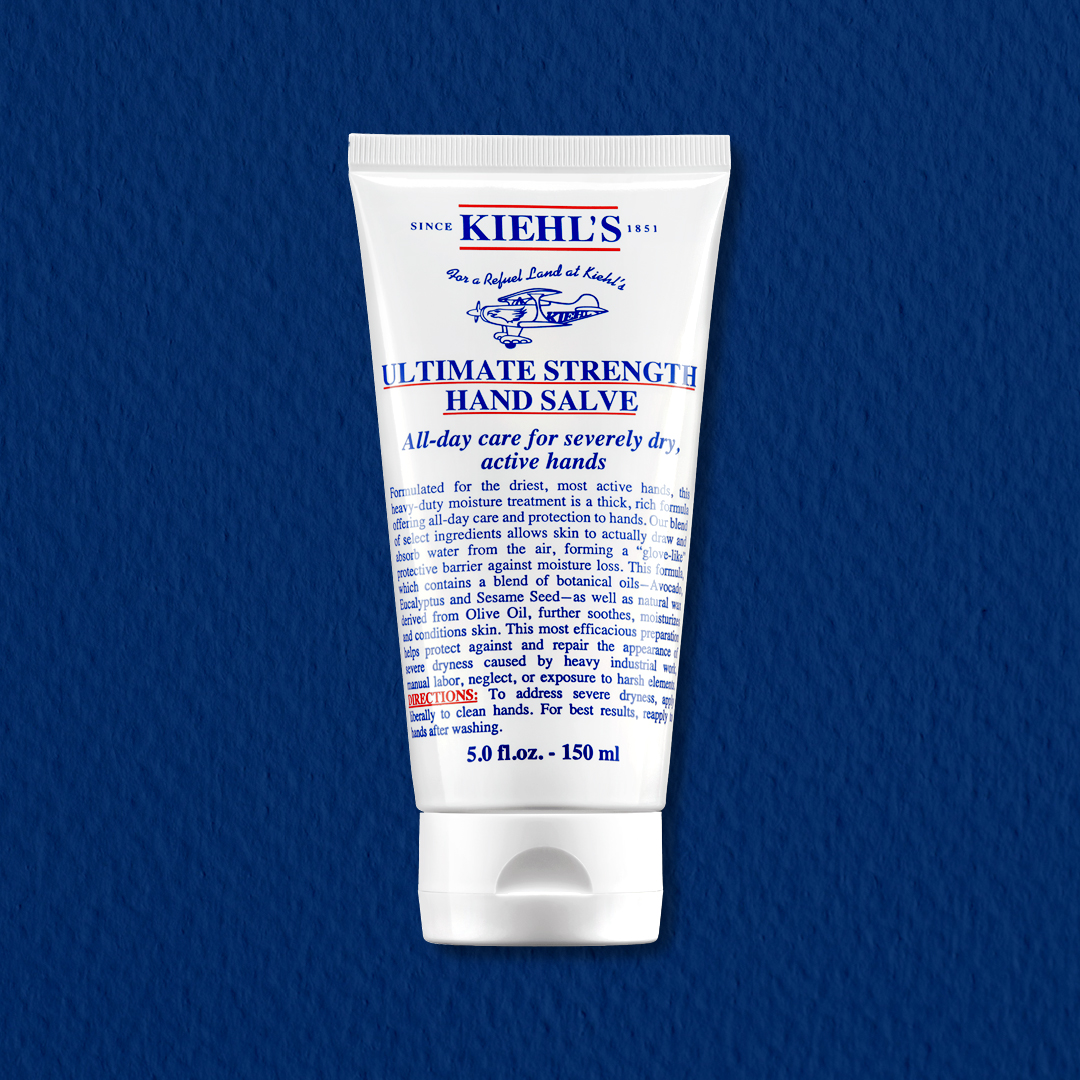 Immagine del trattamento mani Kiehl’s Ultimate Strength Hand Salve, in tubo da 150 ml, su sfondo blu. Prodotto idratante intensivo per mani secche e screpolate. Questa immagine porta alla scheda prodotto Kiehl’s Ultimate Strength Hand Salve.