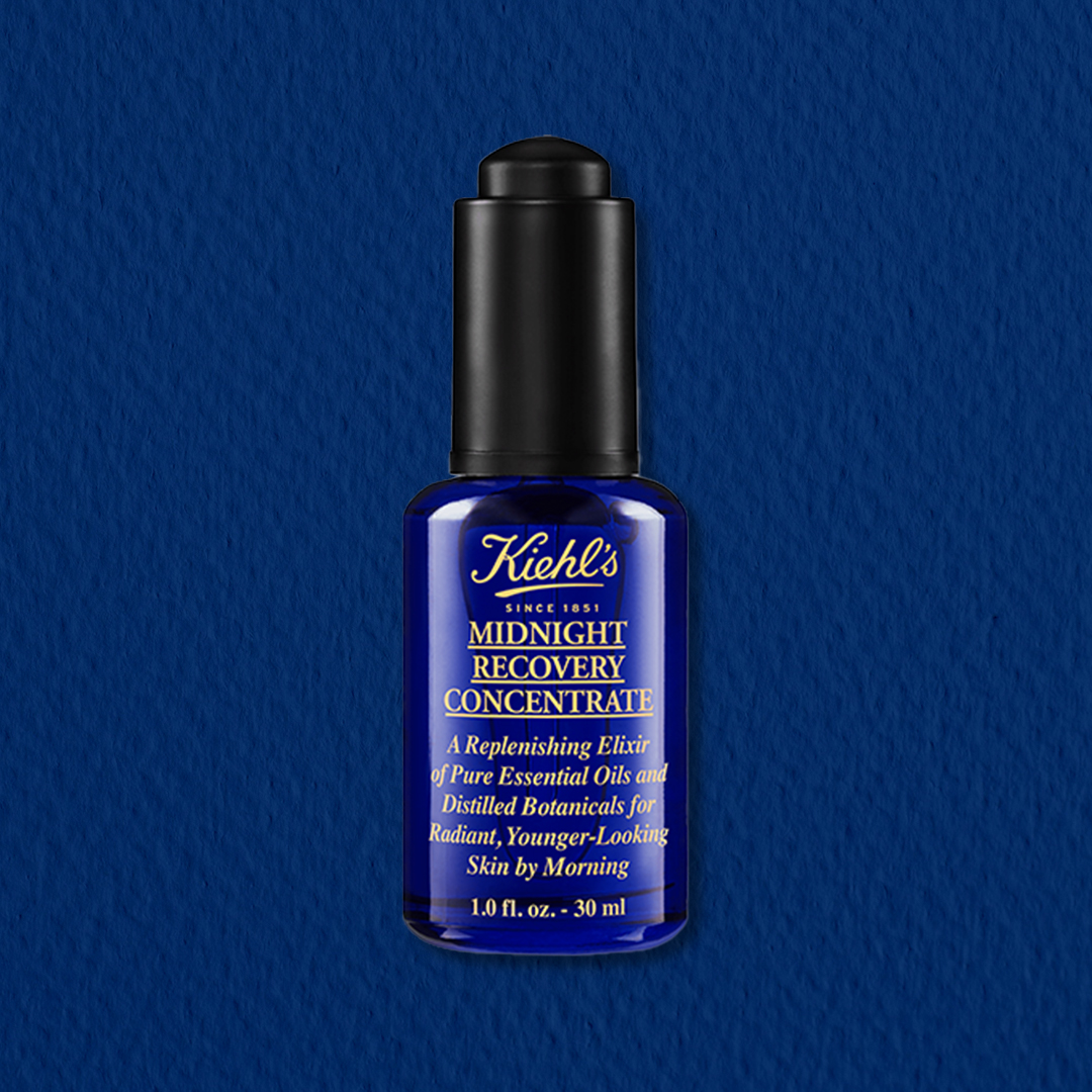 Immagine del siero viso notturno Kiehl’s Midnight Recovery Concentrate, in flacone blu da 30 ml, su sfondo blu. Formula a base di oli essenziali e botanici per rigenerare la pelle durante la notte. Questa immagine porta alla scheda prodotto Midnight Recovery Concentrate.