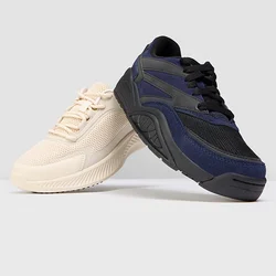 Sneaker beige chiaro con dettagli in rete e suola testurizzata, abbinato a sneaker blu scuro con finitura liscia e accenti neri.