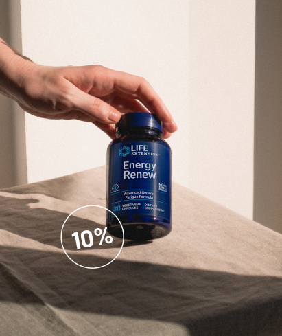 alt="Tenendo in mano un flacone di integratore Life Extension Energy Renew esposto alla calda luce del sole su una superficie di tessuto, con un cerchio bianco con uno sconto del 10%.»