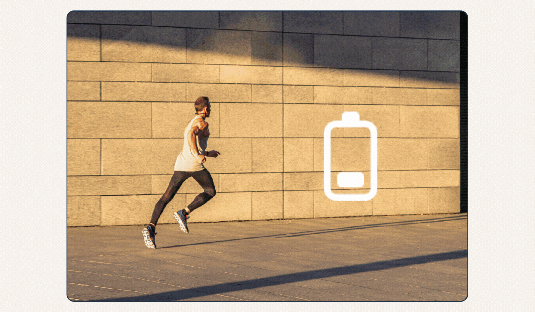 alt="Banner animato che mostra scene di una persona che corre, va in bicicletta, gioca con un bambino ed è socievole, con un'icona luminosa a forma di batteria che simboleggia l'aumento di energia e resistenza.»