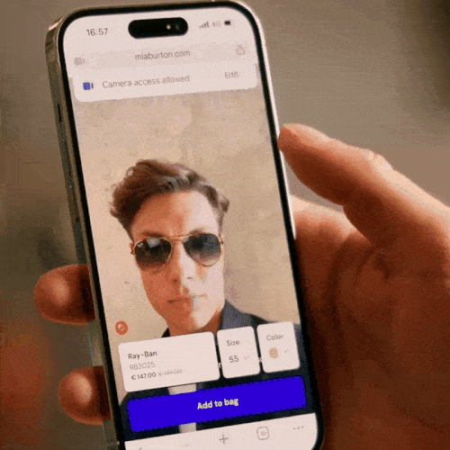 Vista di un telefono cellulare in mano con persone che provano virtualmente le montature