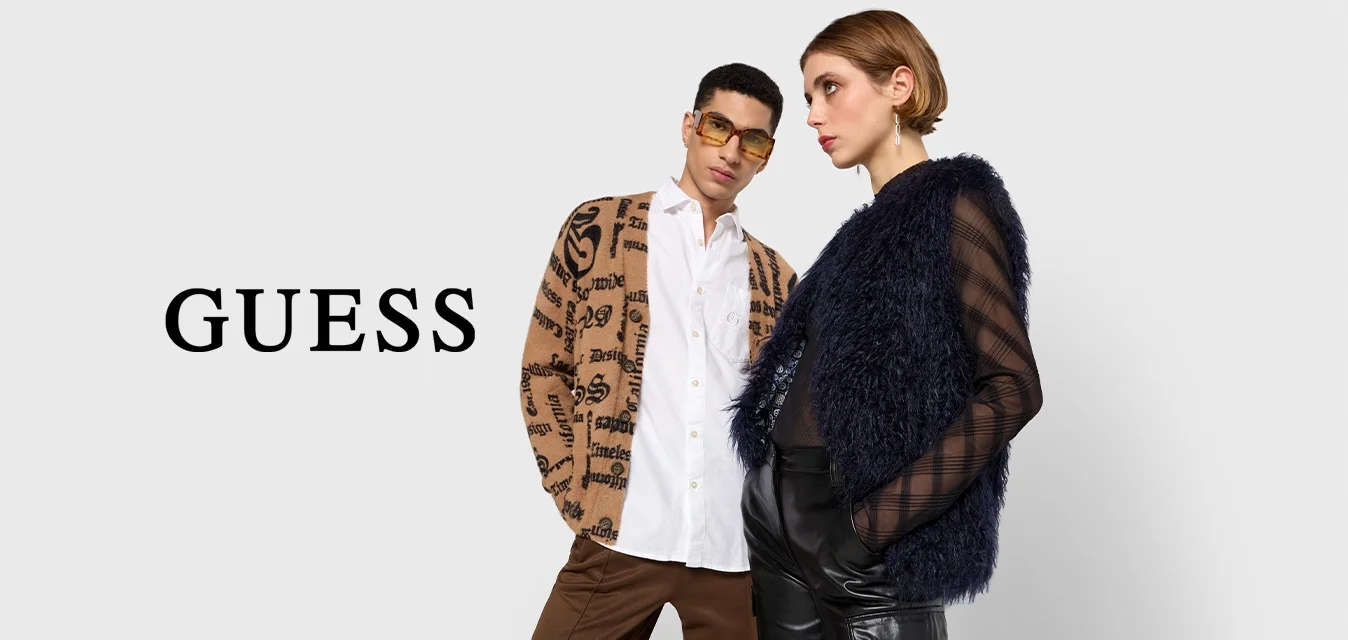 Cardigan marrone con testo nero, camicia bianca e pantaloni marroni; gilet di pelliccia blu sopra una maglietta nera trasparente e pantaloni cargo in pelle nera.