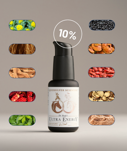 alt="Bottiglia Quicksilver Scientific Ultra Energy circondata da immagini di estratti vegetali adattogeni come ginseng, schisandra e rhodiola, con un'etichetta circolare con uno sconto del 10%.»