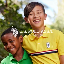 Due bambini sono all'aperto, indossando polo: una verde con un logo e strisce, l'altra gialla con un logo e strisce, entrambe a maniche corte.