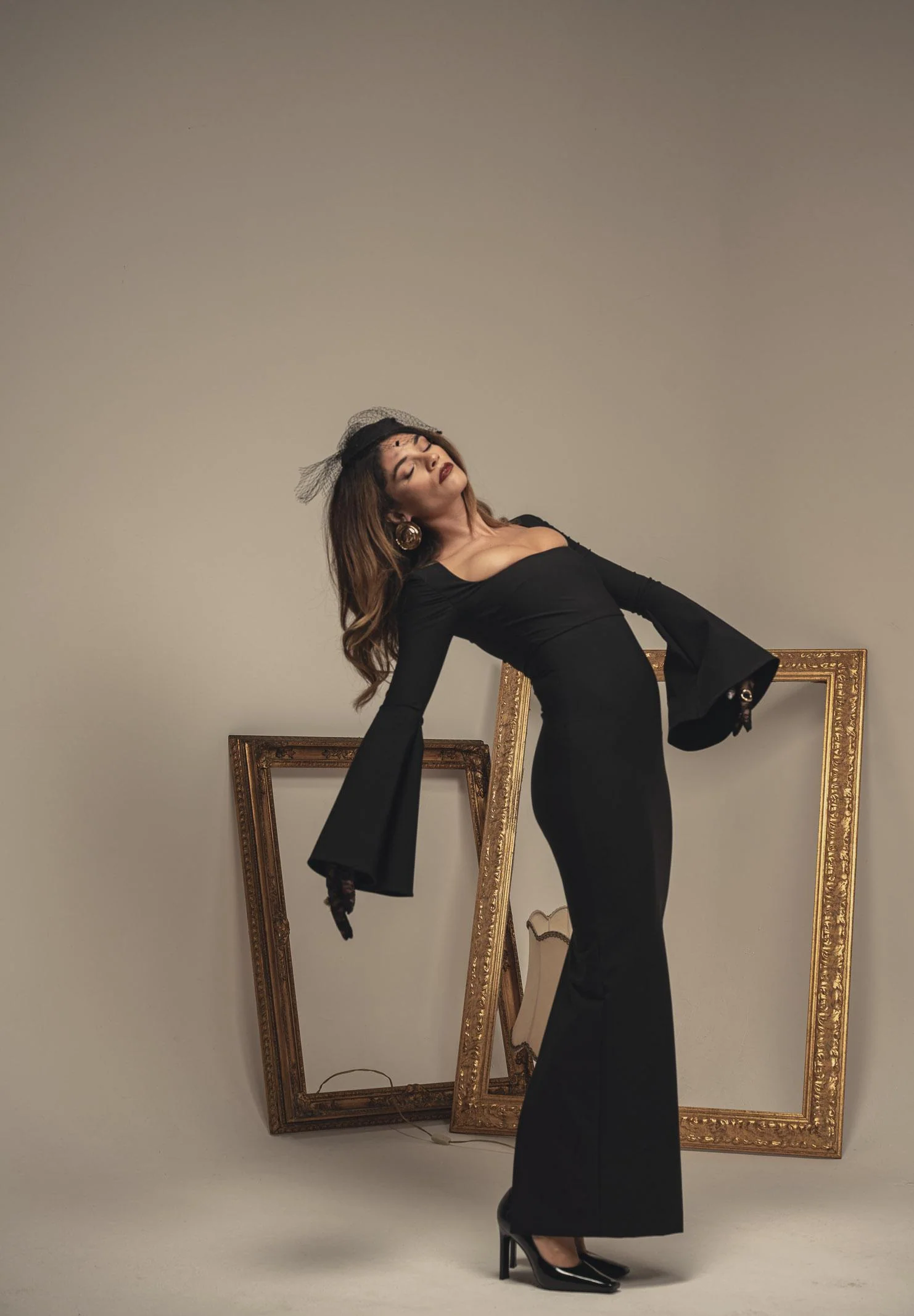 Image of SANTAS Abito lungo LUMIÈRE nero da donna con manica svasata