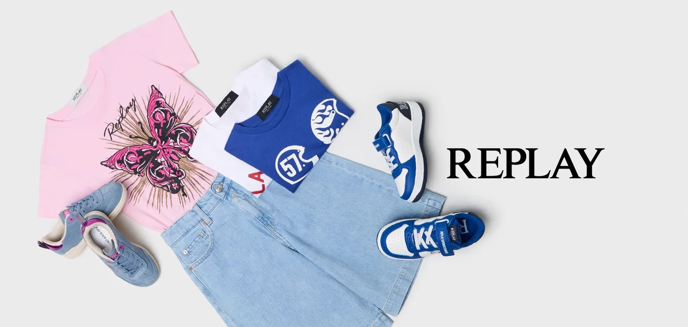 T-shirt con stampa di farfalla rosa, pantaloni corti in denim azzurro, camicia blu e bianca piegata e due paia di scarpe sportive blu e bianche disposti su sfondo bianco.