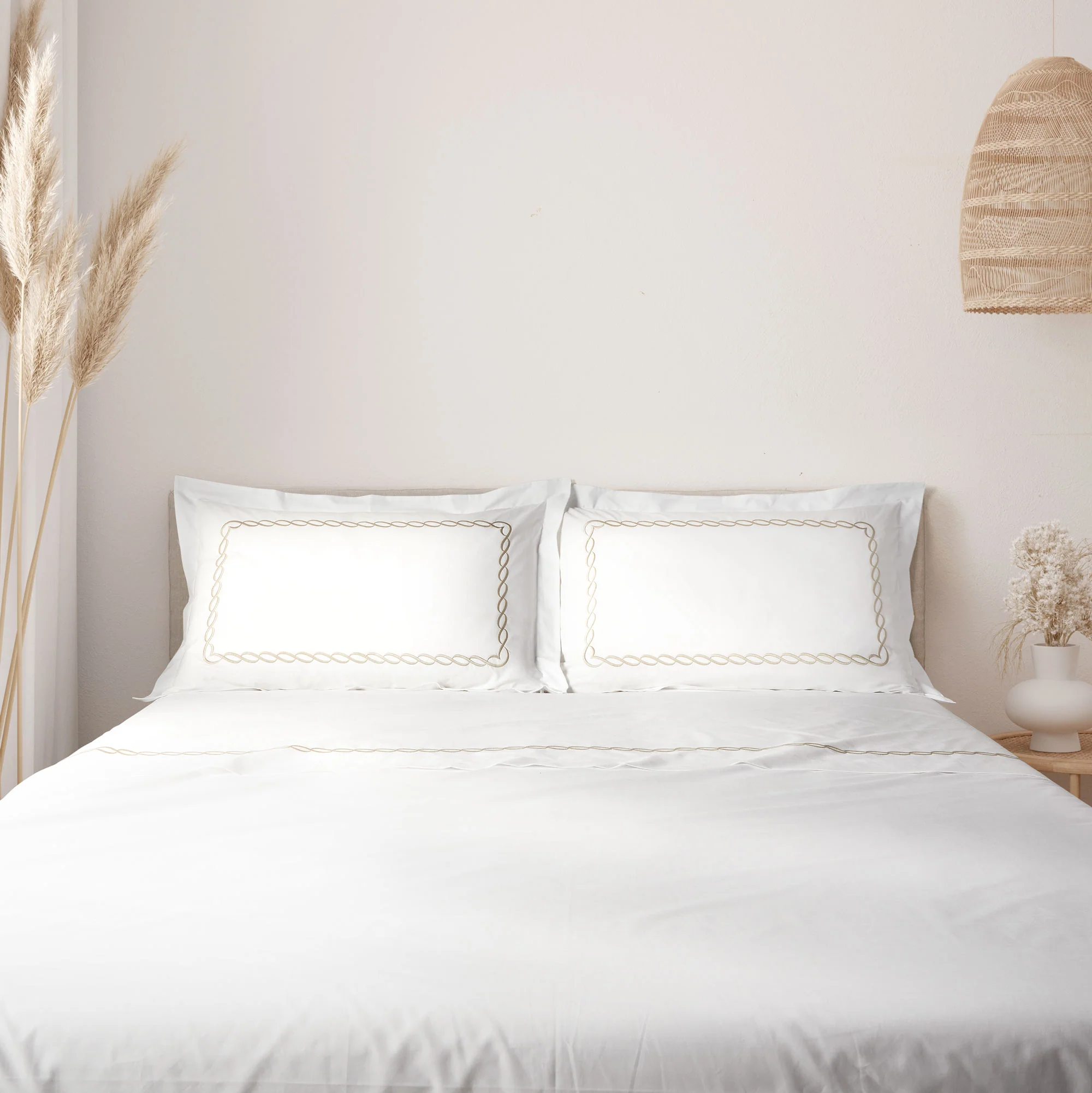 Image of Completo Lenzuola in Percalle di Cotone <br>con Greca Ricamata - <b>Zeus