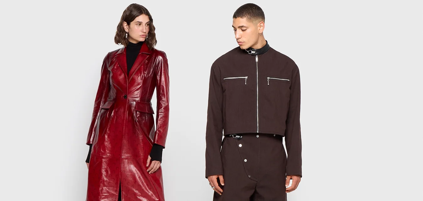 Cappotto in pelle rossa con chiusura a un bottone e tasche laterali, abbinato a un dolcevita nero, accanto a una giacca corta scura e pantaloni larghi.