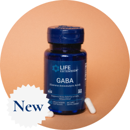 alt="Flacone di integratore Life Extension GABA su un morbido sfondo beige con due capsule accanto e un distintivo bianco «Nuovo» sul lato.»