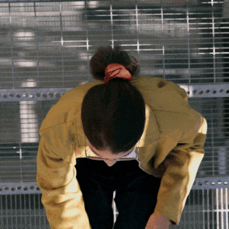 Animazione di una donna che indossa occhiali a giorno