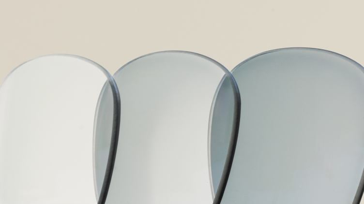 Lente fotocromatica su sfondo neutro