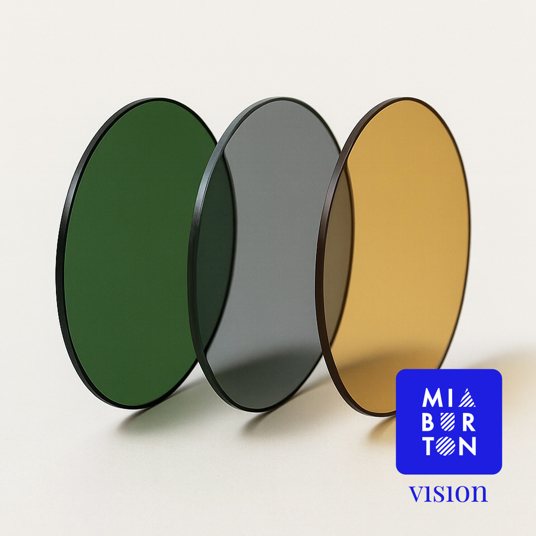 Tre lenti colorate su sfondo neutro