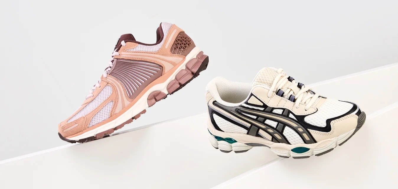 Due paia di sneaker in esposizione: una in pesca delicato con texture in rete e suola in gomma; l'altra in bianco con accenti neri e dettagli verdi.