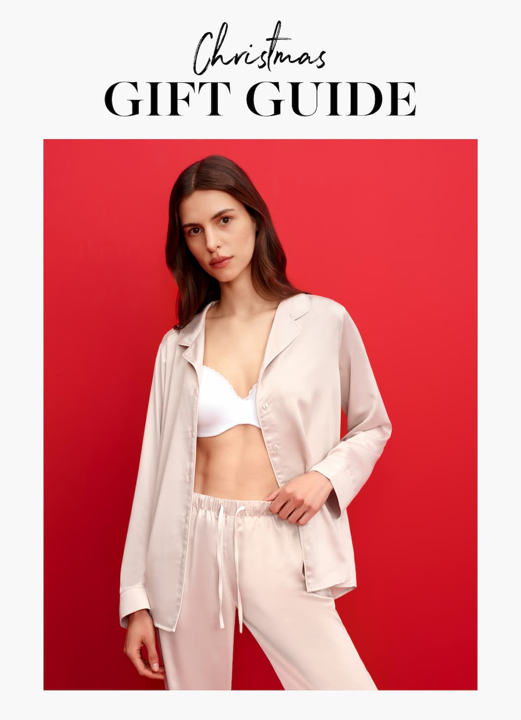 Modella indossa pigiama in satin avorio aperto con scritta Xmas Gift guide. Scoprila ora!