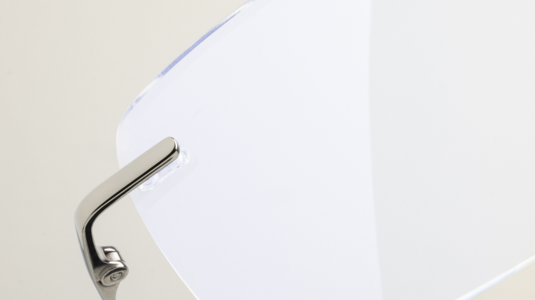 Anti luce bluLente con filtro luce blu su sfondo neutro