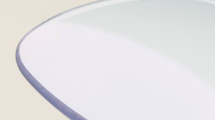 AntiriflessoLente antiriflesso su sfondo neutro