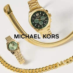 Quattro accessori in oro includono un orologio d'oro con quadrante verde, un braccialetto a catena spesso in oro e due braccialetti flessibili in oro con texture liscia.