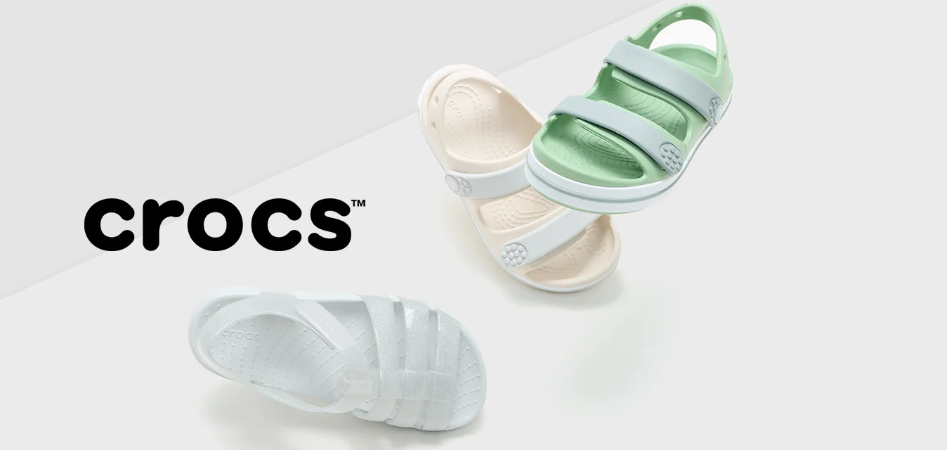 Tre paia di sandali: uno bianco con una tracolla texture, uno crema con due tracolle e uno verde con una tracolla regolabile; tutti hanno un design leggero.