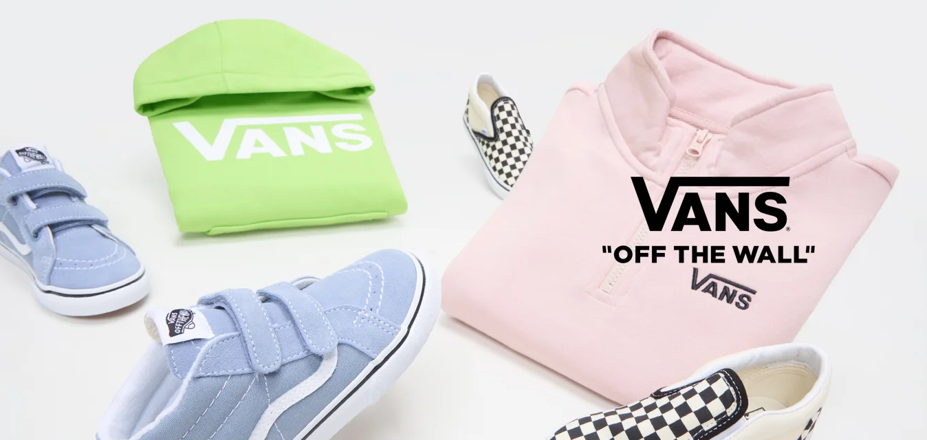 Felpa viola con zip, felpa verde con cappuccio, scarpe sportive blu con velcro e scarpe slip-on a scacchi bianchi e neri, disposte su uno sfondo bianco.