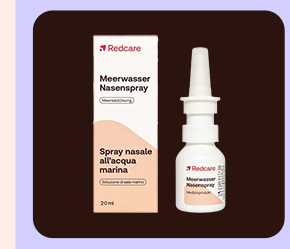 „Confezione e flacone Redcare Spray Nasale all’acqua marina (Meerwasser Nasenspray). Sfondo marrone con base lilla.“