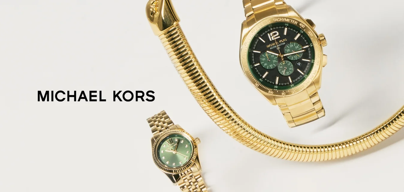 Quattro accessori in oro includono un orologio d'oro con quadrante verde, un braccialetto a catena spesso in oro e due braccialetti flessibili in oro con texture liscia.