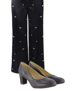 Pantaloni modello Mary dal taglio della gamba ampio, applicazioni e cintura comoda