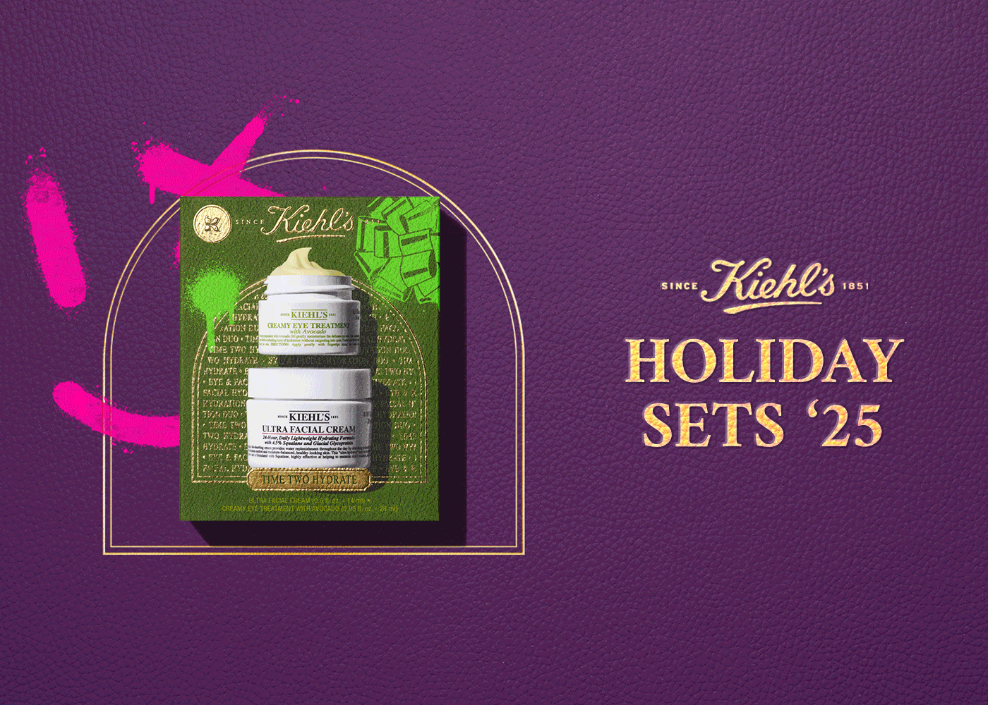 Immagine promozionale Kiehl’s per il Black Friday: tastiera blu con tasti rosa e viola che mostrano le scritte “Black Friday”, “25% su tutto”, “30% da 99€” e “mini taglie in regalo”. In primo piano i prodotti Kiehl’s Ultra Facial Cream, Creamy Eye Treatment con Avocado e Clearly Corrective Dark Spot Solution. A destra un set di mini taglie e un beauty case marrone. Questa immagine porta alla sezione promozionale del Black Friday Kiehl’s.