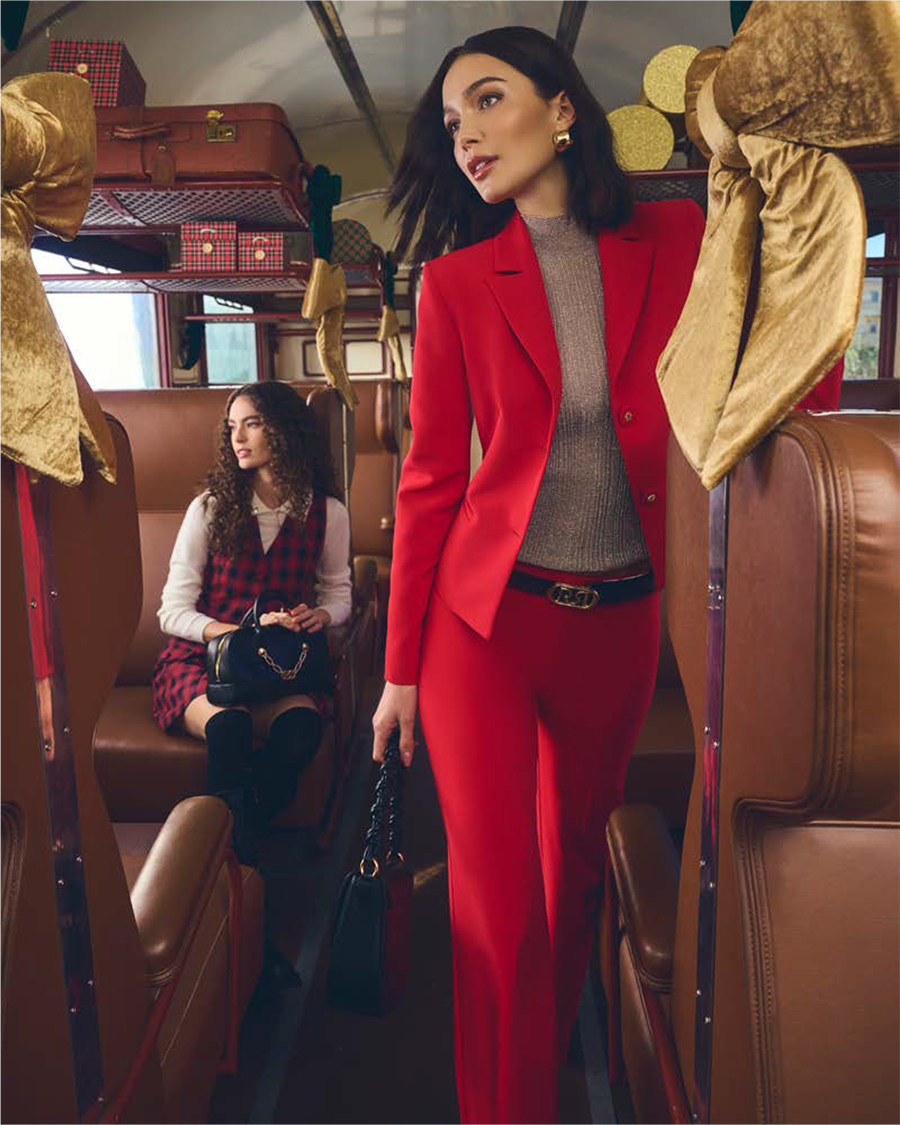 Giacca sfiancata rossa con bottoni gioiello