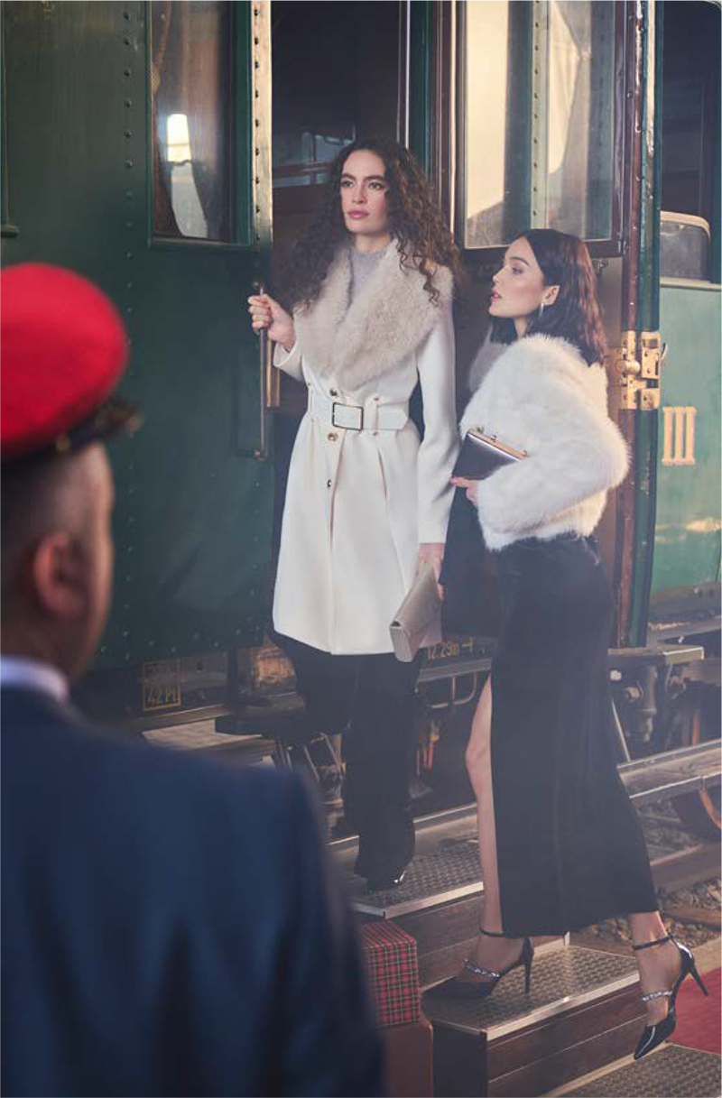 Cappotto bianco con collo effetto pelliccia