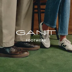 Sneaker in pelle marrone con finitura liscia, dotati di lacci scuri e suola in gomma. Sneakers bianche con dettagli neri e tessuto a rete.