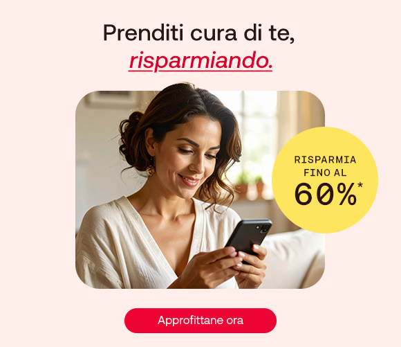 „Donna seduta sul divano sorride guardando lo smartphone. Testo: ‘Prenditi cura di te, risparmiando. Risparmia fino al 60%.’ Pulsante rosso: Risparmia ora.“
