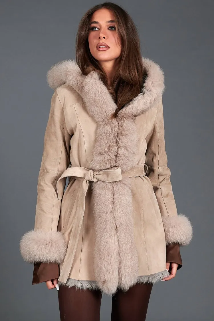Image of Cappottino in montone scamosciato beige con cappuccio in volpe