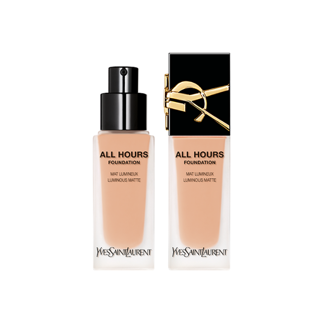 Due flaconi di fondotinta liquido opaco luminoso YSL All Hours, con una delle bottiglie che mostra il caratteristico tappo dorato con il logo YSL.