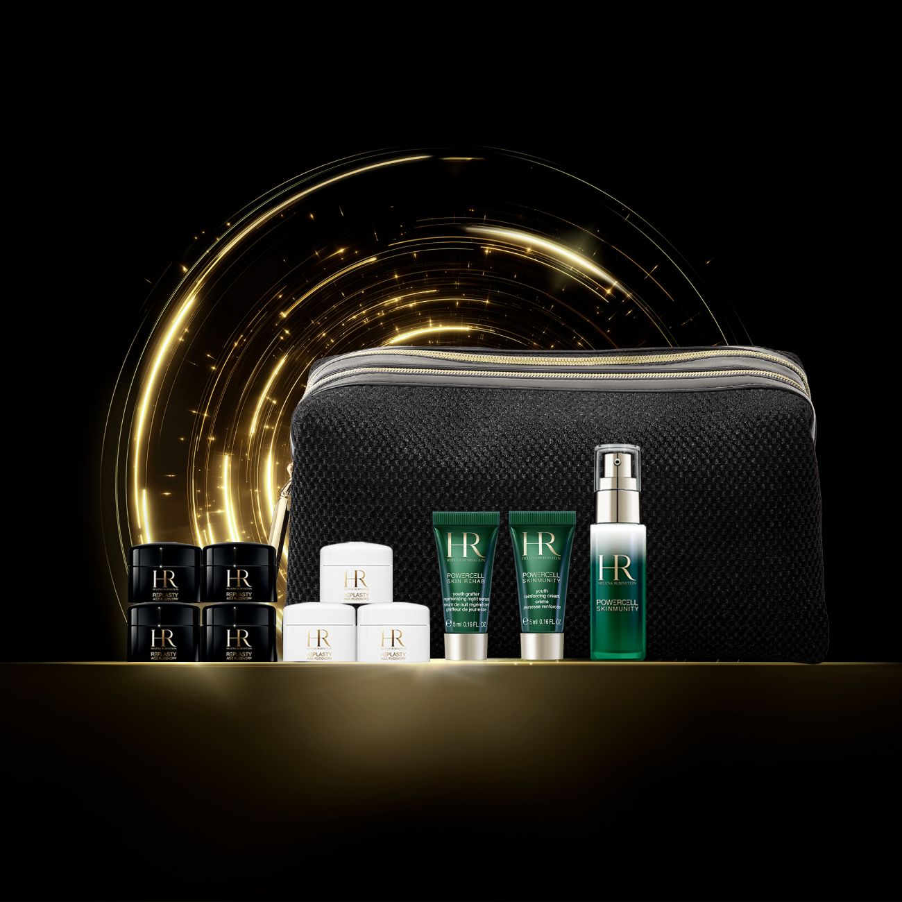Una selezione lussuosa di prodotti Helena Rubinstein, che comprende Prodigy Cellglow, diversi vasi Re-Plasty Age Recovery neri e bianchi, Pure Ritual Care-in-Foam e Powercell Skinmunity, oltre a una trousse da toilette nera. Il tutto è presentato su una superficie dorata con scintillanti giochi di luce dorati su uno sfondo scuro, sottolineando un'estetica di alta gamma.​