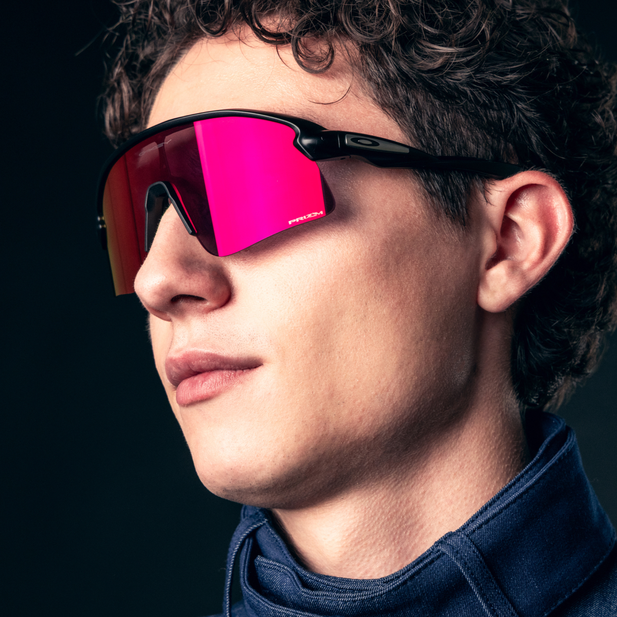 Uomo con occhiali sportivi a maschera