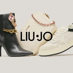 Stivaletto nero con tacco alto con catene d'oro e orologio, borsa beige con catena rosa e sneakers crema con dettagli neri.