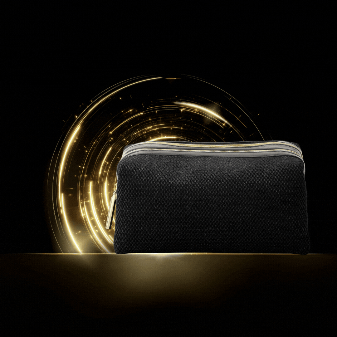 Una selezione lussuosa di prodotti Helena Rubinstein, che comprende Prodigy Cellglow, diversi vasi Re-Plasty Age Recovery neri e bianchi, Pure Ritual Care-in-Foam e Powercell Skinmunity, oltre a una trousse da toilette nera. Il tutto è presentato su una superficie dorata con scintillanti giochi di luce dorati su uno sfondo scuro, sottolineando un'estetica di alta gamma.​