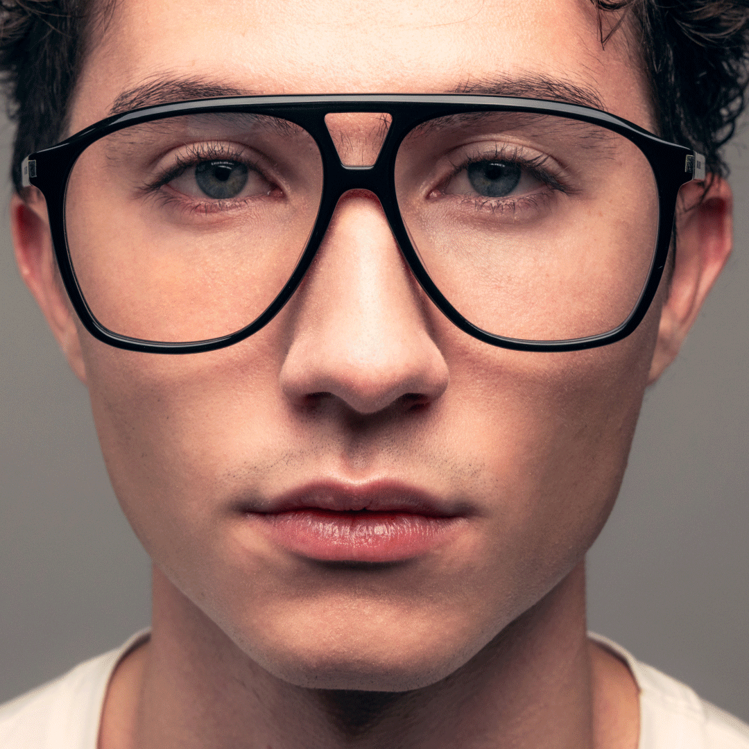 Persona che indossa occhiali da vista firmati