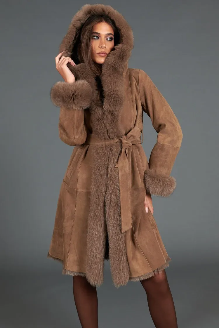 Image of Cappotto in montone scamosciato fango con cappuccio in volpe