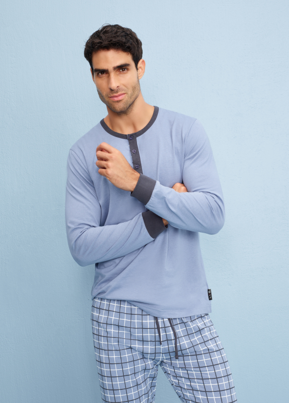 Modello con pigiama Lungo Girocollo in Caldo Interlock, beige melange. 