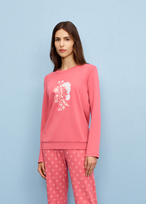 Modella con pigiama lungo scollo a V in Interlock garzato, rosa orchidea. 