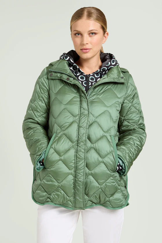 PIUMINO CON SPACCHI E CAPPUCCIO STACCABILE