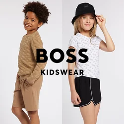 Pullover color sabbia con motivo a diamante testurizzato a sinistra; camicia bianca con motivo grigio e pantaloni corti neri a destra.